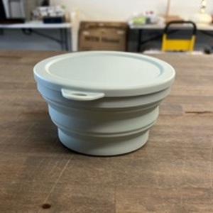 lot 4702 image: 2- Collapsible ��Food Containers With Lids. Food safe, Dishwasher Safe,and Microwave Safe  - Retail $10