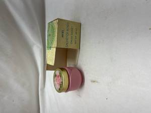 lot 426 image: Avon Sachets Gift Set with Pink Container