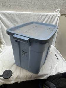 lot 436 image: Rubbermaid Storage Tote