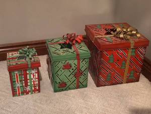 lot 1030 image: 3-D Metal Presents Xmas Decor