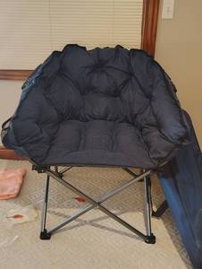 lot 1033 image: Navy Foldable Cushiony Lawn Chair with Carry Bag