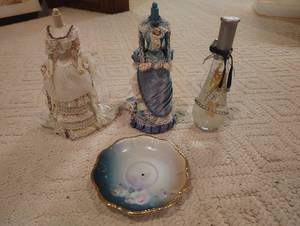 lot 1043 image: Victorian Style Decor