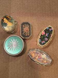 lot 1045 image: Vintage and Modern Pill Boxes