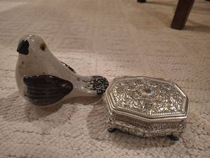 lot 1048 image: Glass Bird Figurine and Silver Tone Trinket Box