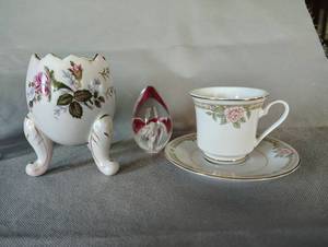 lot 1051 image: Vintage Egg Shaped Footed Vase with Lynns China Pink Rose Teacup and Saucer Art Glass Decor Egg