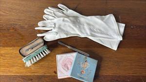 lot 1083 image: Ladies White Gloves with Woodbury Powder and Vintage Manicure Set