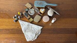 lot 1084 image: Vintage Sewing and Dresser Items