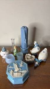 lot 1087 image: Blue Bundle of Great Vintage Decor
