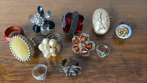 lot 1088 image: Vintage and Modern Costume and Novelty Jewelry