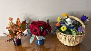 lot 1090 image: Spring, Fall and Summer Faux Flower Decor