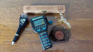lot 1093 image: Single Cigar Box, Zion National Park Souvenir Coin Bag, Vintage Handheld Games & Eagle Decor