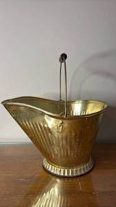 lot 1094 image: Brass Coal Scuttle