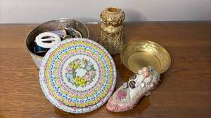 lot 1101 image: Jewelry, Buttons, Tins and Brass Accessories
