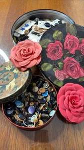 lot 1104 image: Vintage Decorative Tins with Mixed Buttons and Paper Flower Pins