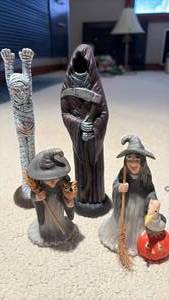 lot 1124 image: Ceramic Halloween Figurines (batch 1, duplicates of lot 1126)