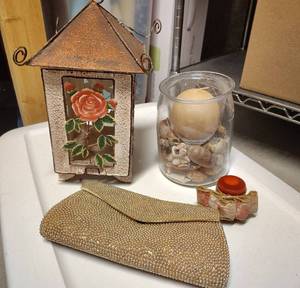 lot 3006 image: Chic Home Decor and Pearl Bead Clutch