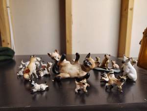 lot 3024 image: Ceramic and PORCELAIN FIGURINES of Siamese Cats Sizes Miniature to approximately 3 inches