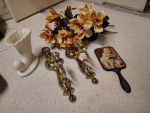lot 3036 image: Collection of Home Decor