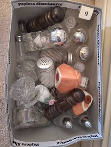 lot 802 image: Glass Salt and Pepper Shaker Collection