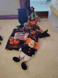 lot 806 image: More Halloween Decor