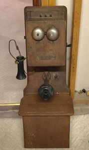 lot 810 image: Creston Mutual Telephone Vintage Telephone