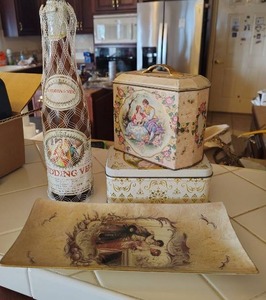 lot 822 image: Courting Victorian Decor