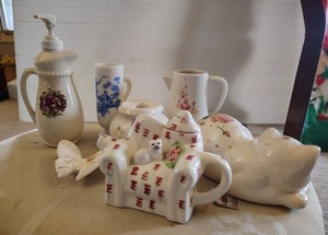 lot 825 image: Mixed Vintage Hand Painted Collection