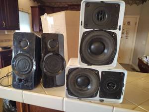 lot 827 image: 2 Sets of Speakers