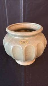 lot 705 image: Haeger Pottery Urn Planter (approximately 8 inches diameter and 7 inches tall)
