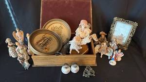 lot 707 image: Big Bundle of Victorian Era Style and Other Vintage Style Decor