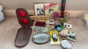 lot 722 image: Vintage Emergency Reflector and Ladies Knick Knacks Collection