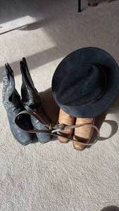 lot 725 image: Ariat 10.5 D Black Boots and Lucchose 10.5 D Brown and Black Pendleton Wool Fedora with Cool Cowboy Belt
