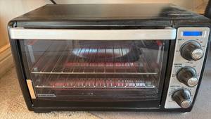 lot 736 image: Black & Decker Toast-R-Oven Toaster Oven Seems to be Operational and Hardly Used