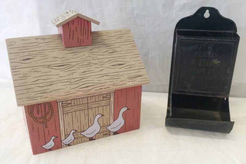 lot 5703 image: 2 Vintage Farm Themed Items