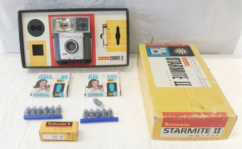 lot 5704 image: Vintage Camera Kit - BROWNIE Starmite II Outfit - In Box