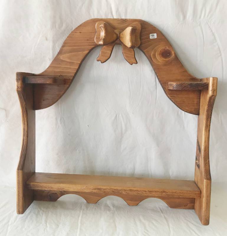 lot 5741 image: Decorative Wooded Shelf