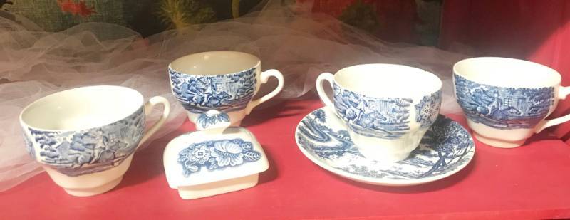 lot 5751 image: Nice Set of Dishes