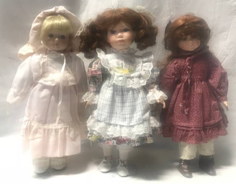 lot 5770 image: Lot of 3 Beautiful Dolls - Pretty Hair and Outfits