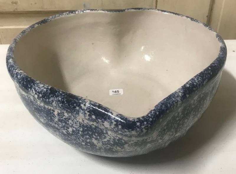 lot 5837 image: Pretty White and Blue Spongeware Heart Shaped Bowl