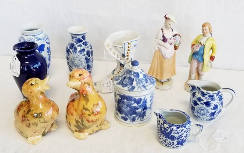 lot 5499 image: Lot of Collectibles - Figurines and Vases - Cute Duck Figurines