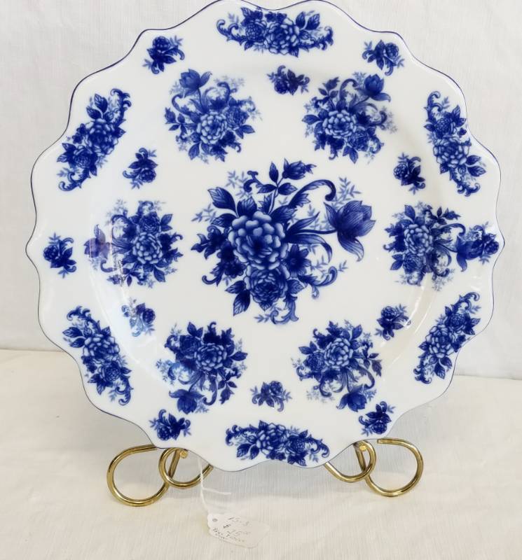lot 5500 image: Beautiful Collectors Plate with Stand - White w Cobalt Blue