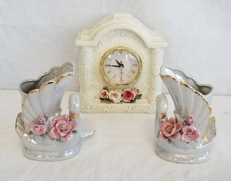 lot 5511 image: Lot of pretty bookend style vases and a clock