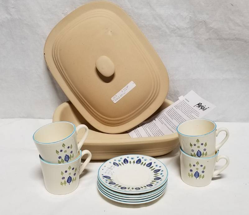 lot 5528 image: Stoneware Cooker PARINI and pretty cups and saucers