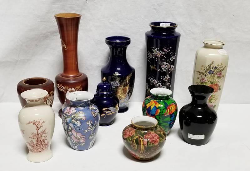 lot 5532 image: Lot of Nice Pretty Vases Many Styles - Great Finds in this lot