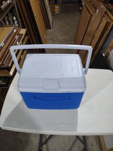 lot 791 image: Rubbermaid Blue Cooler with Ice Pack