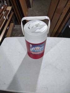 lot 793 image: Igloo Legend Half Gallon Beverage Cooler