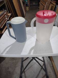lot 795 image: Tupperware Beverage Pitcher Set - Gray and Pink