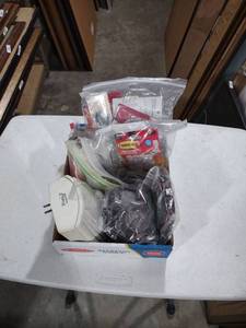 lot 806 image: 3M Command Mini Hooks Bundle with Computer Accessories