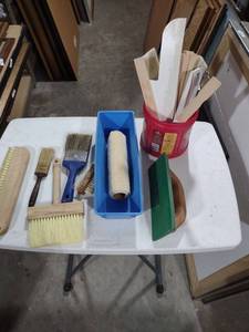 lot 814 image: Professional Paint Brush Set with Accessories
