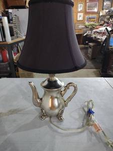 lot 833 image: Decorative Silver Teapot Table Lamp